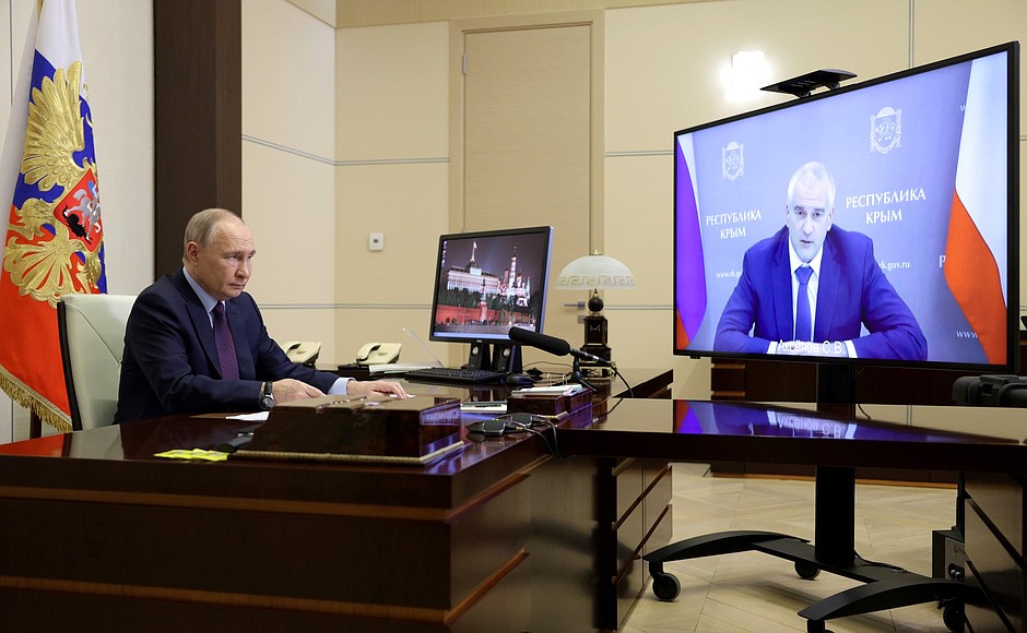 Президент России по видеосвязи заслушал доклад главы Республики Крым