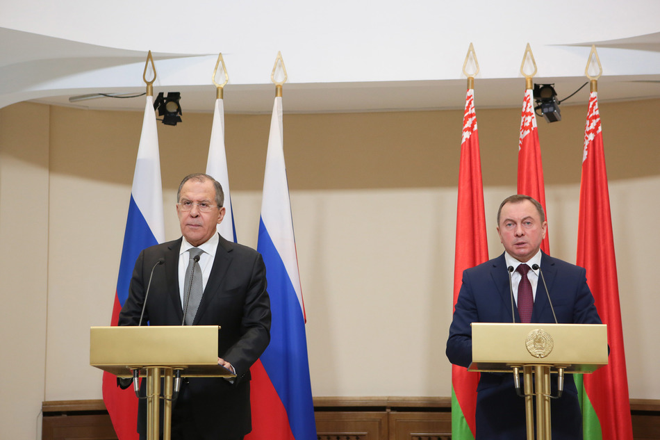 Главы МИД Беларуси и РФ обсудили меры по возвращению граждан двух стран из-за рубежа