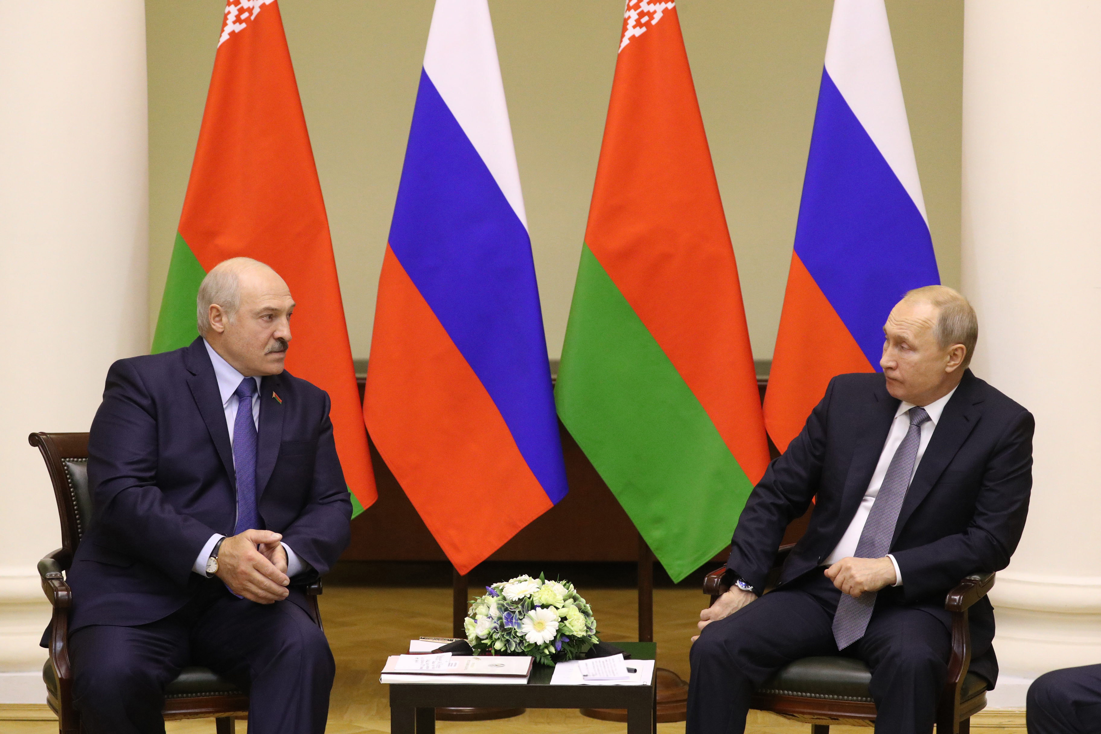 Владимир Путин и Александр Лукашенко обсудили пандемию, парад Победы в Москве и ситуацию в экономике