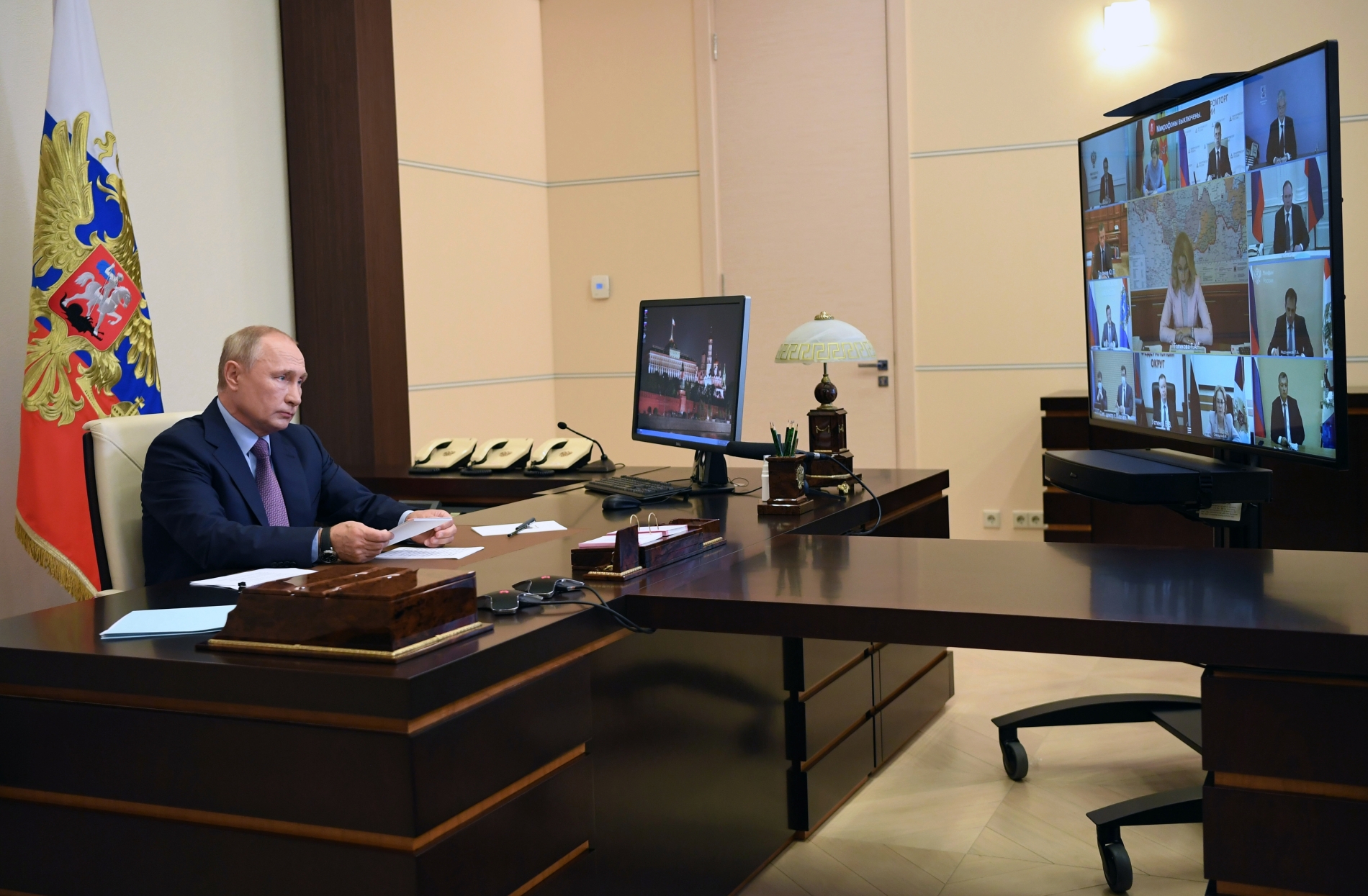 Владимир Путин призвал сделать все во избежание повторного введения ограничений