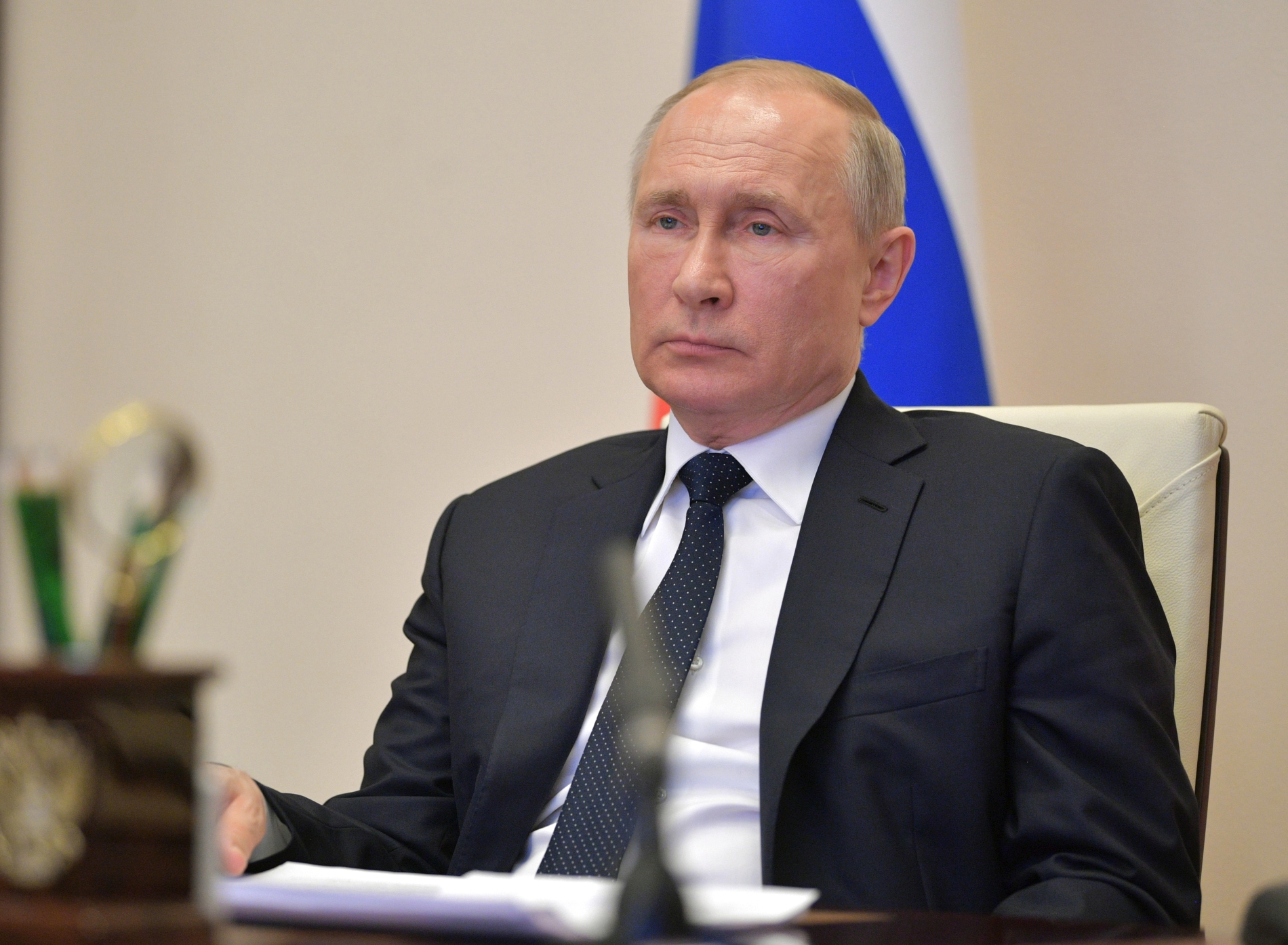 Владимир Путин поручил увеличить выпуск медицинских изделий против коронавируса