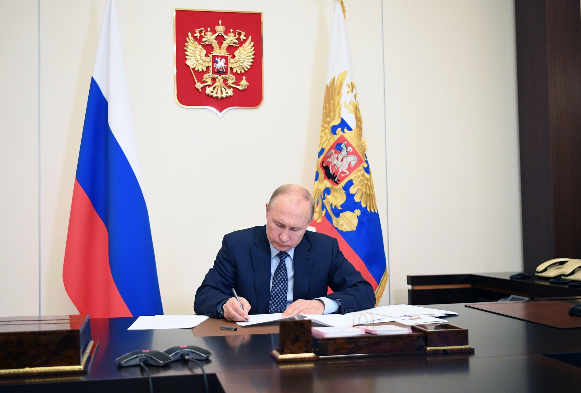 Владимир Путин подписал закон о дистанционном голосовании