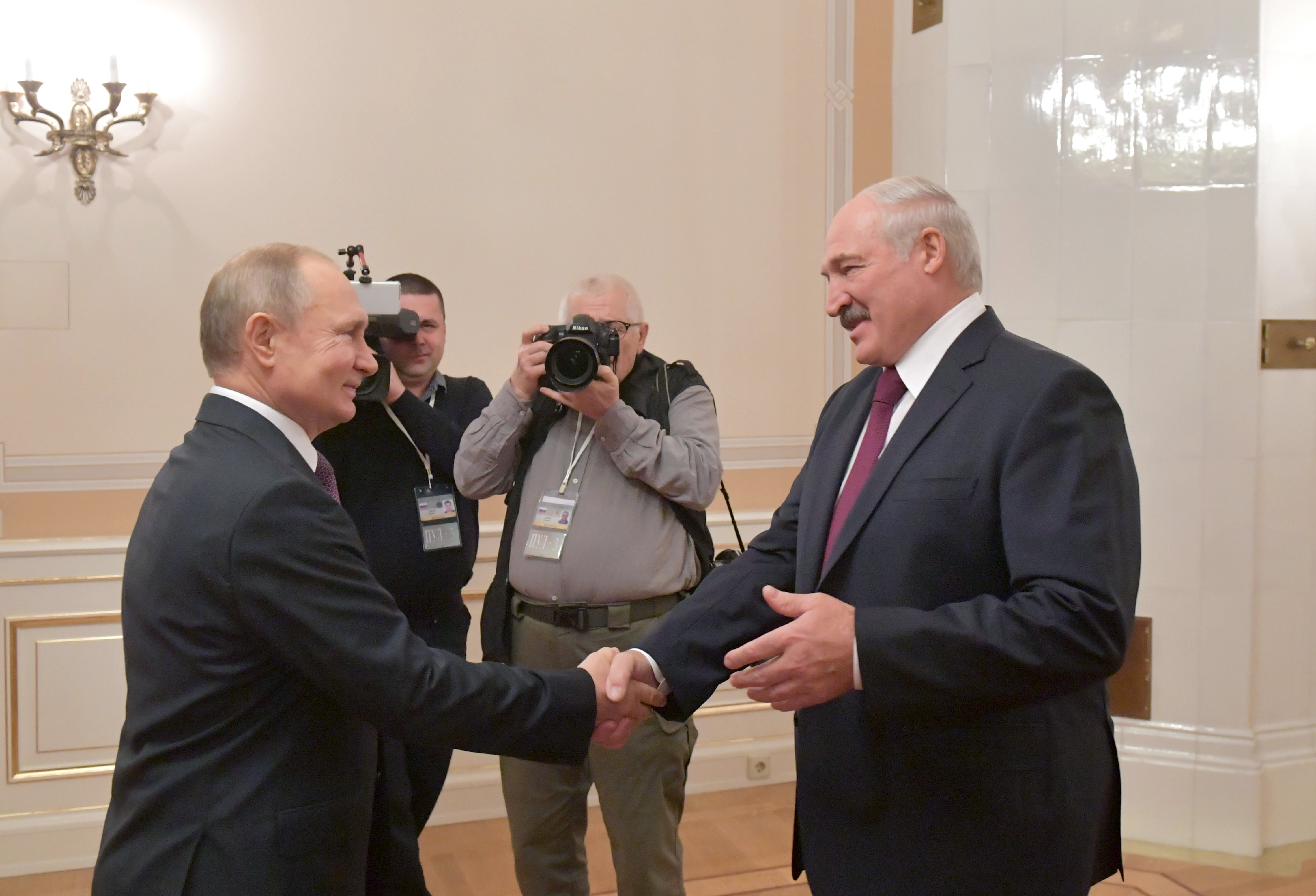 Лукашенко от имени белорусского народа и себя лично поздравил Путина с победой