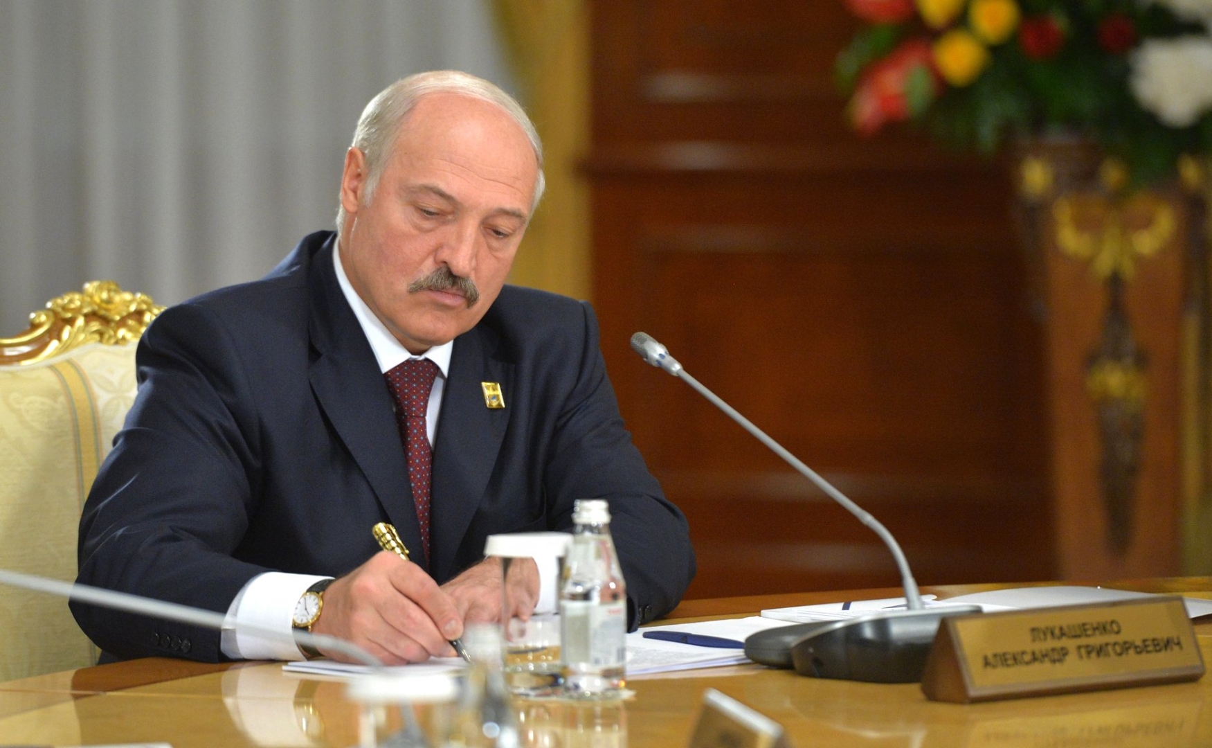 Лукашенко анонсировал изменение Конституции в ближайшие два года