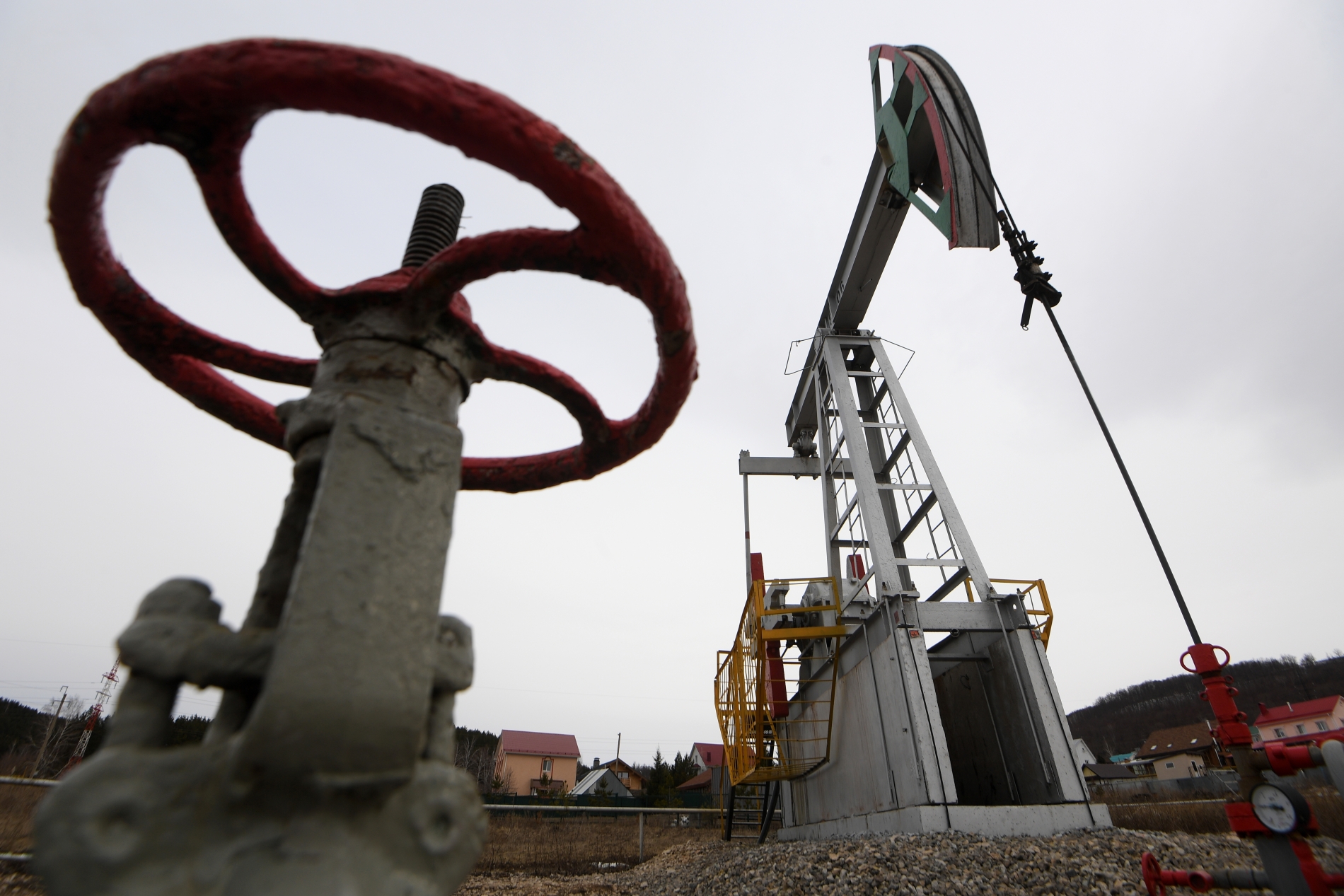 Россия и Саудовская Аравия договорились снизить добычу нефти на 23 %