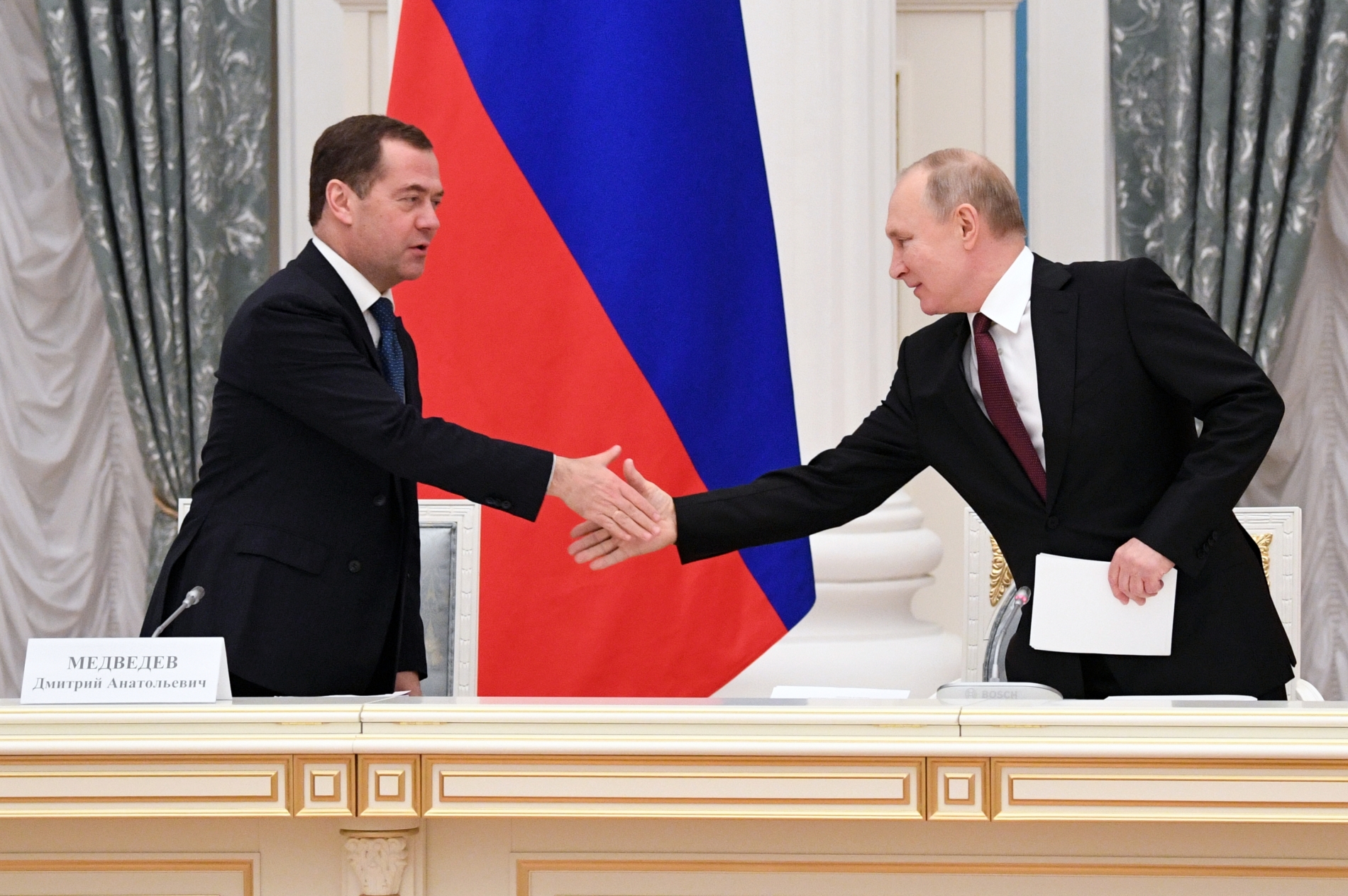 Владимир Путин наградил Дмитрия Медведева орденом "За заслуги перед Отечеством" III степени