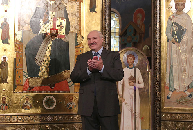 Лукашенко поздравил верующих с Рождеством Христовым