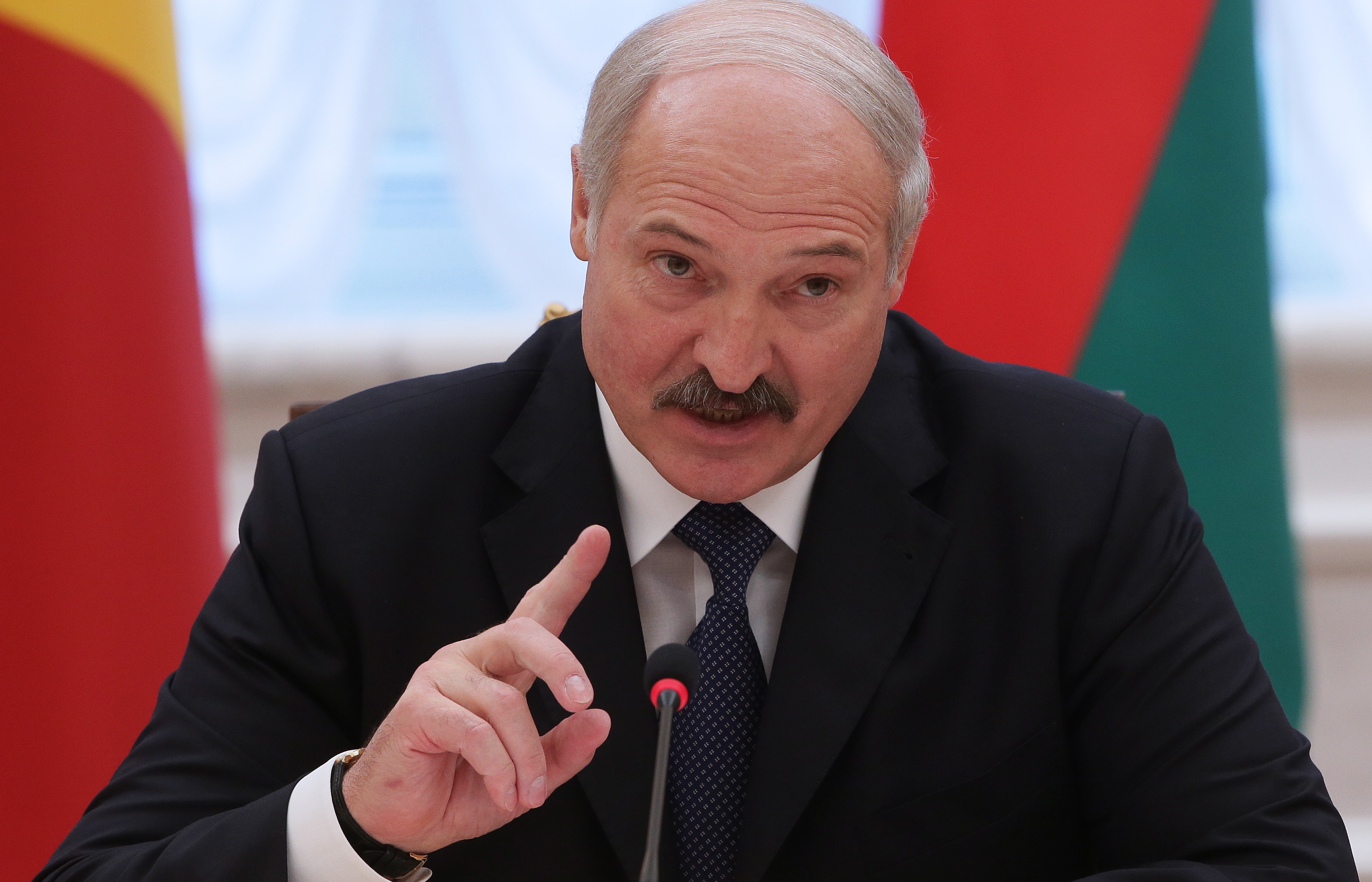 Лукашенко жестко предостерег бизнес от увольнения людей в сложное время