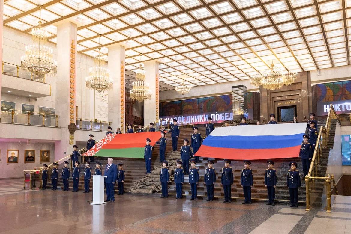 В Москве в Музее Победы развернули государственные флаги России и Беларуси