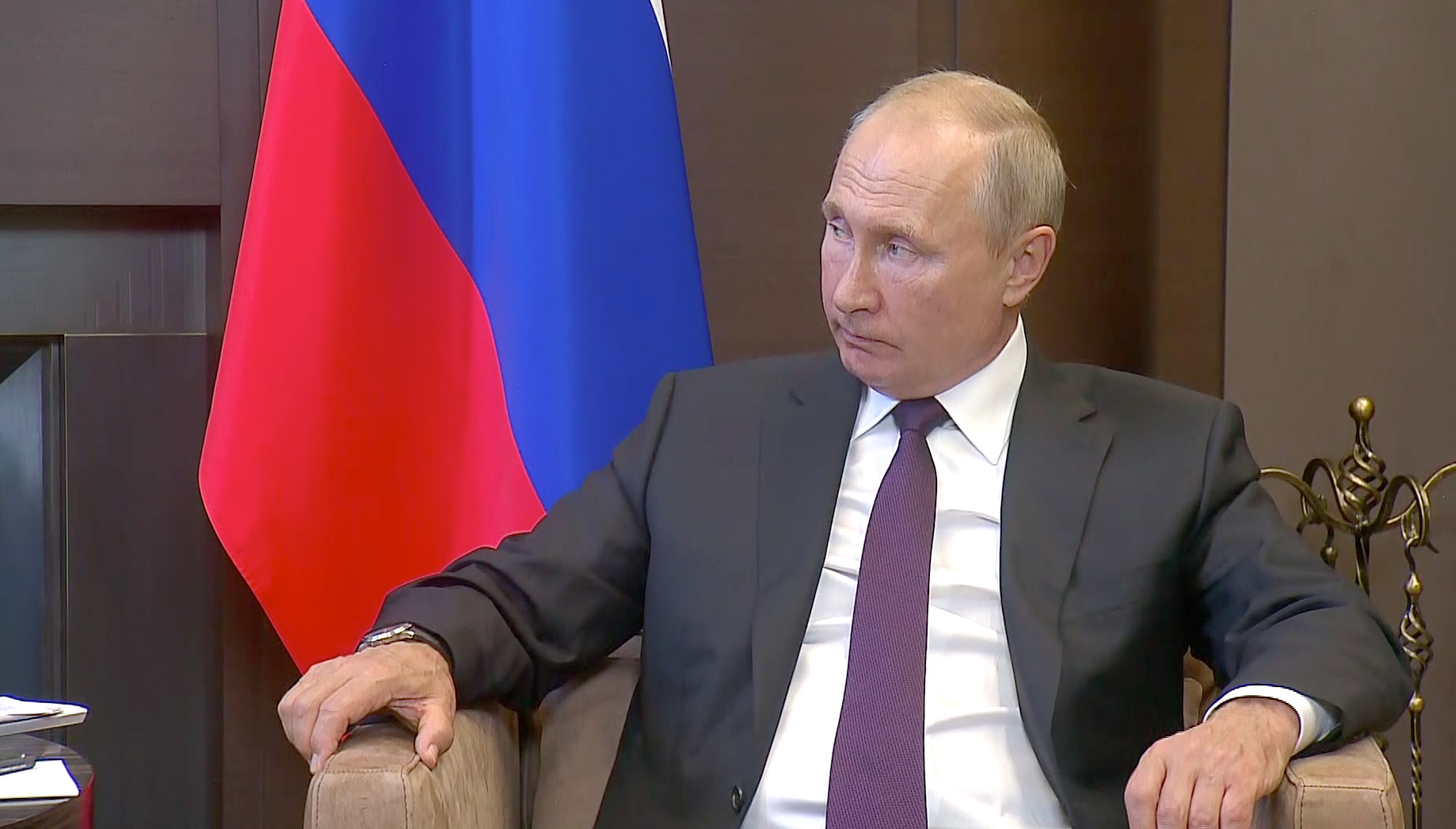 Владимир Путин поручил к 15 октября определить сроки поставок вакцины "Спутник V" в Беларусь