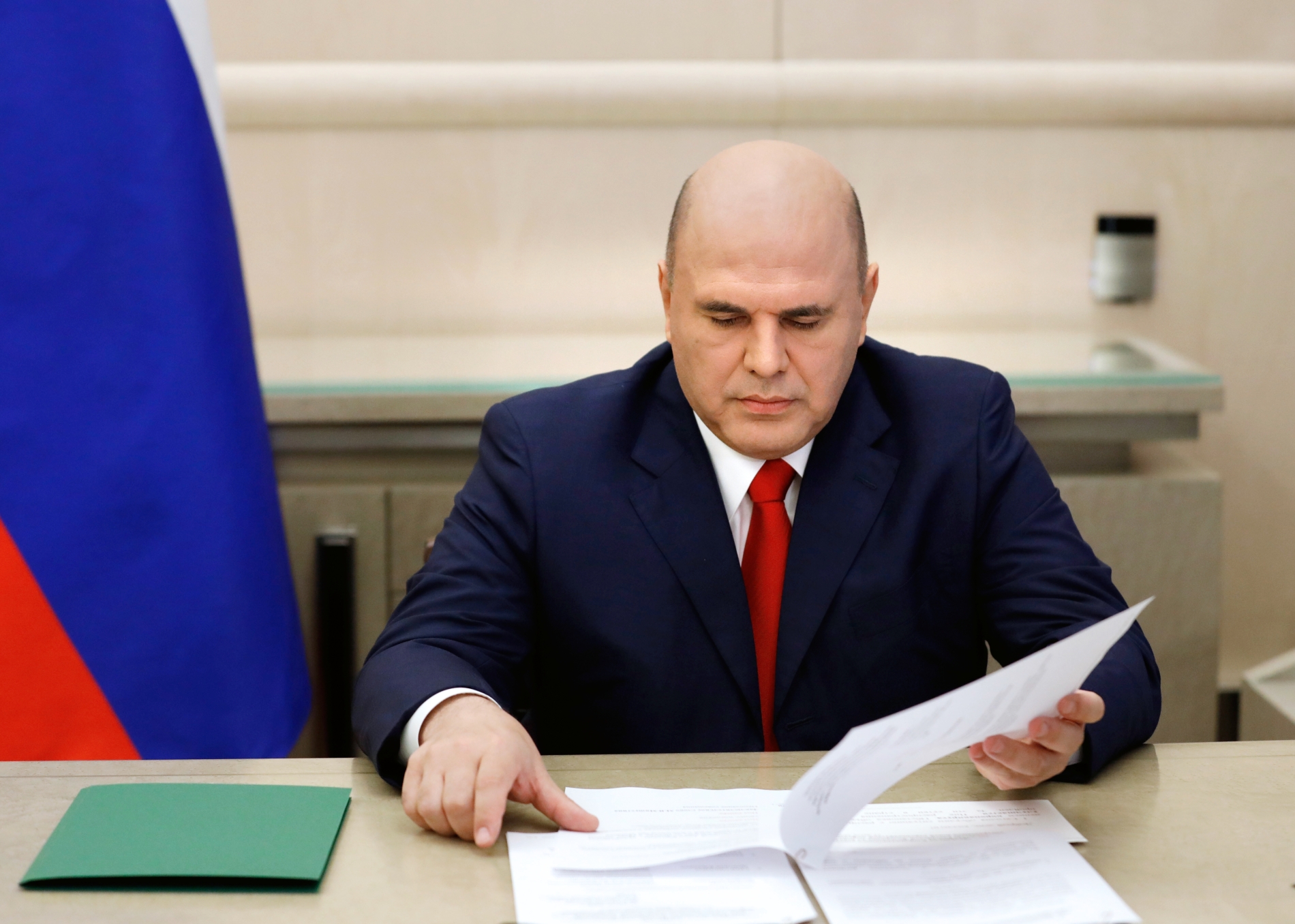 Михаил Мишустин подписал распоряжение о перераспределении субвенций на льготы по оплате ЖКУ