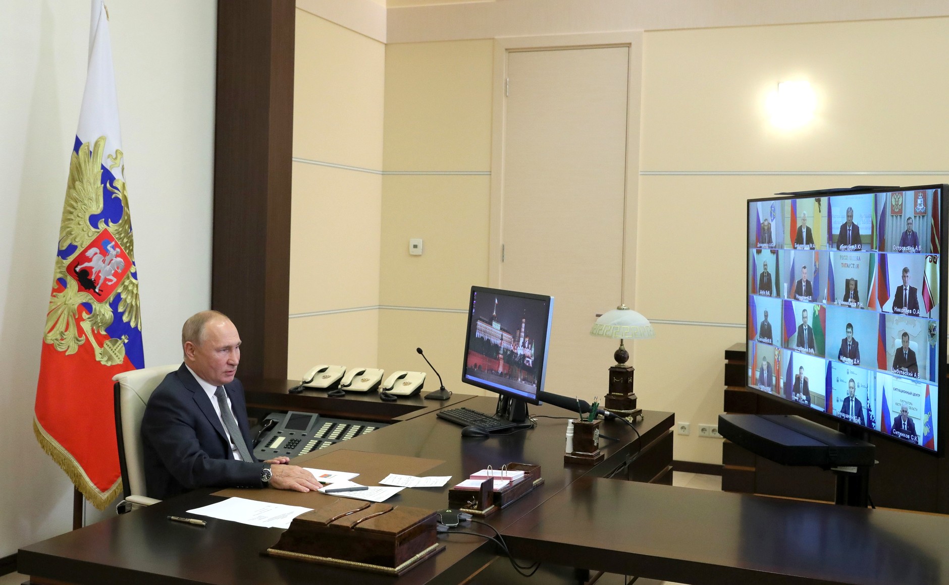 Владимир Путин заявил, что не хотел бы возвращаться к ограничительным мерам из-за коронавируса