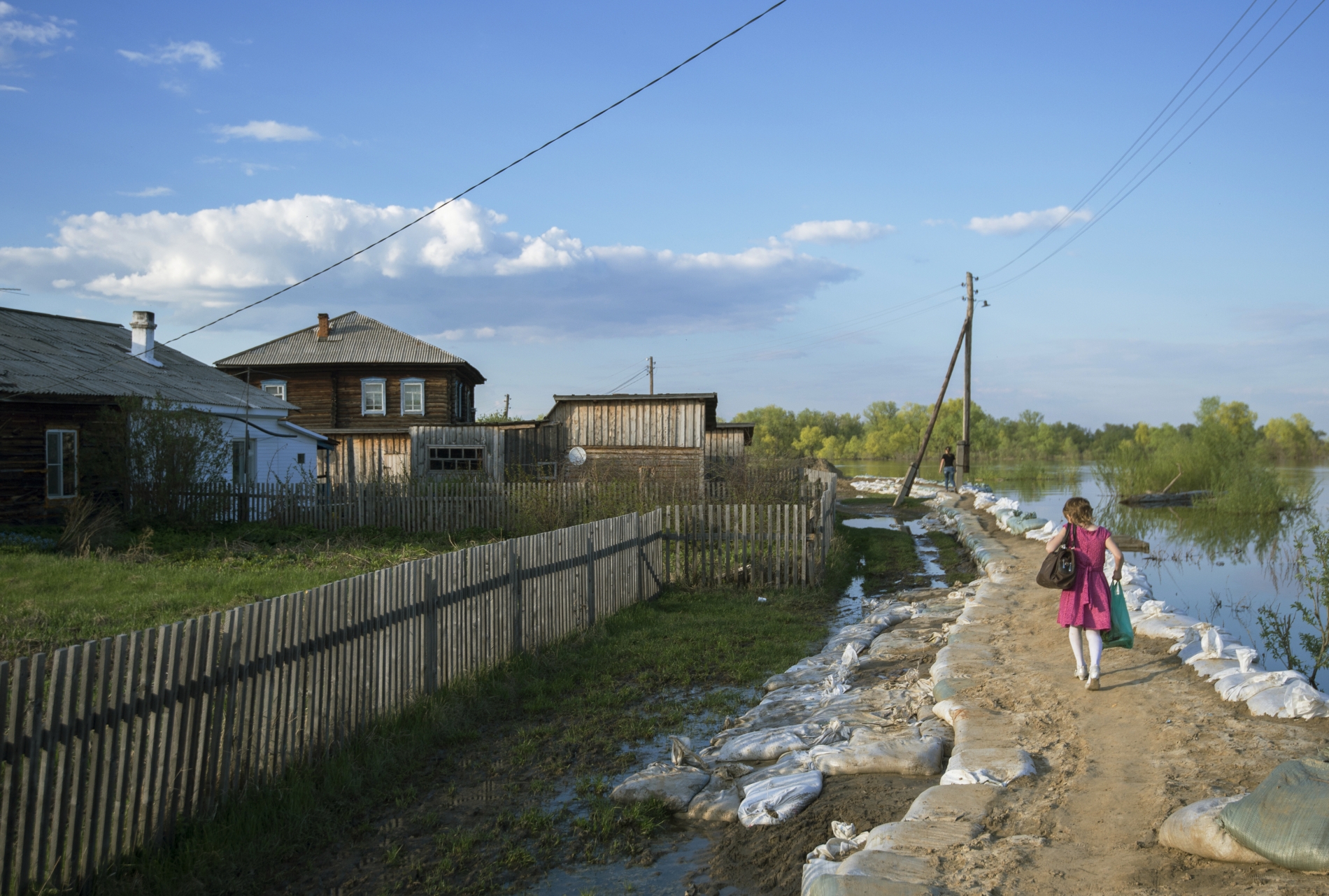 Уровень воды в реке Ишим продолжает расти, в Усть-Ишиме укрепляют дамбу