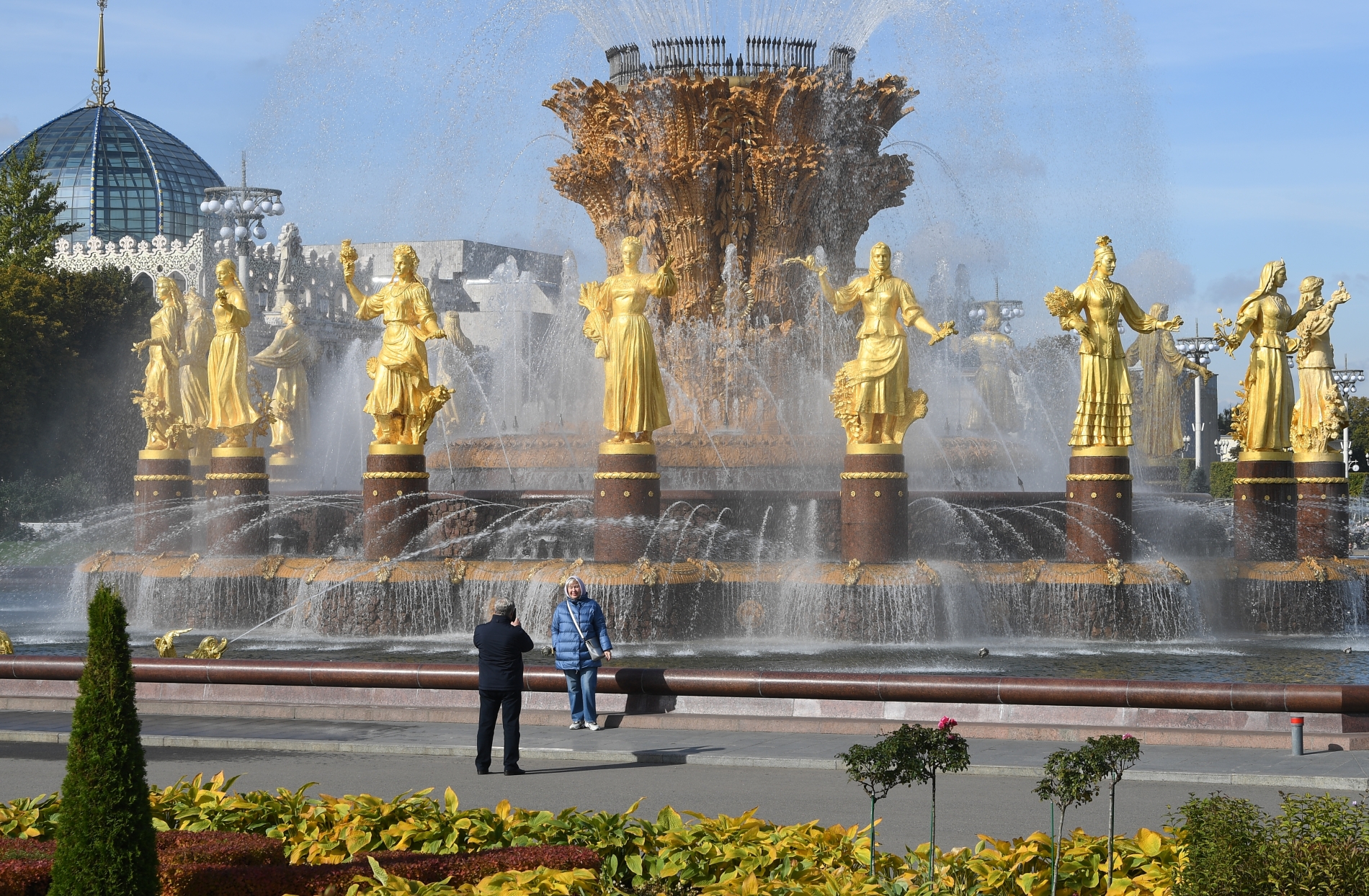 Когда включают фонтаны в москве 2024. Фонтаны ВДНХ Москва. Парк ВДНХ фонтаны. НДВХ парк в Москве фонтан. Фонтаны ВДНХ открытие 2023.
