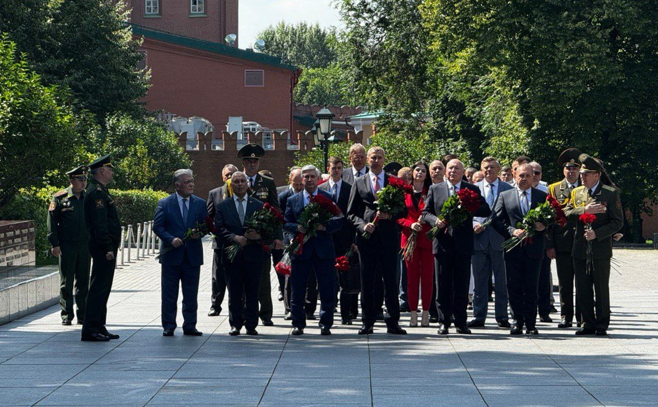 Представители СГ возложили цветы к Могиле Неизвестного Солдата в Москве