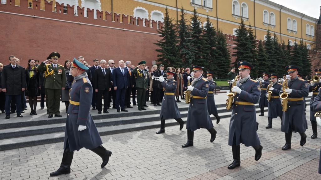 Дмитрий Мезенцев и Владимир Семашко возложили венки к Могиле Неизвестного Солдата в Москве