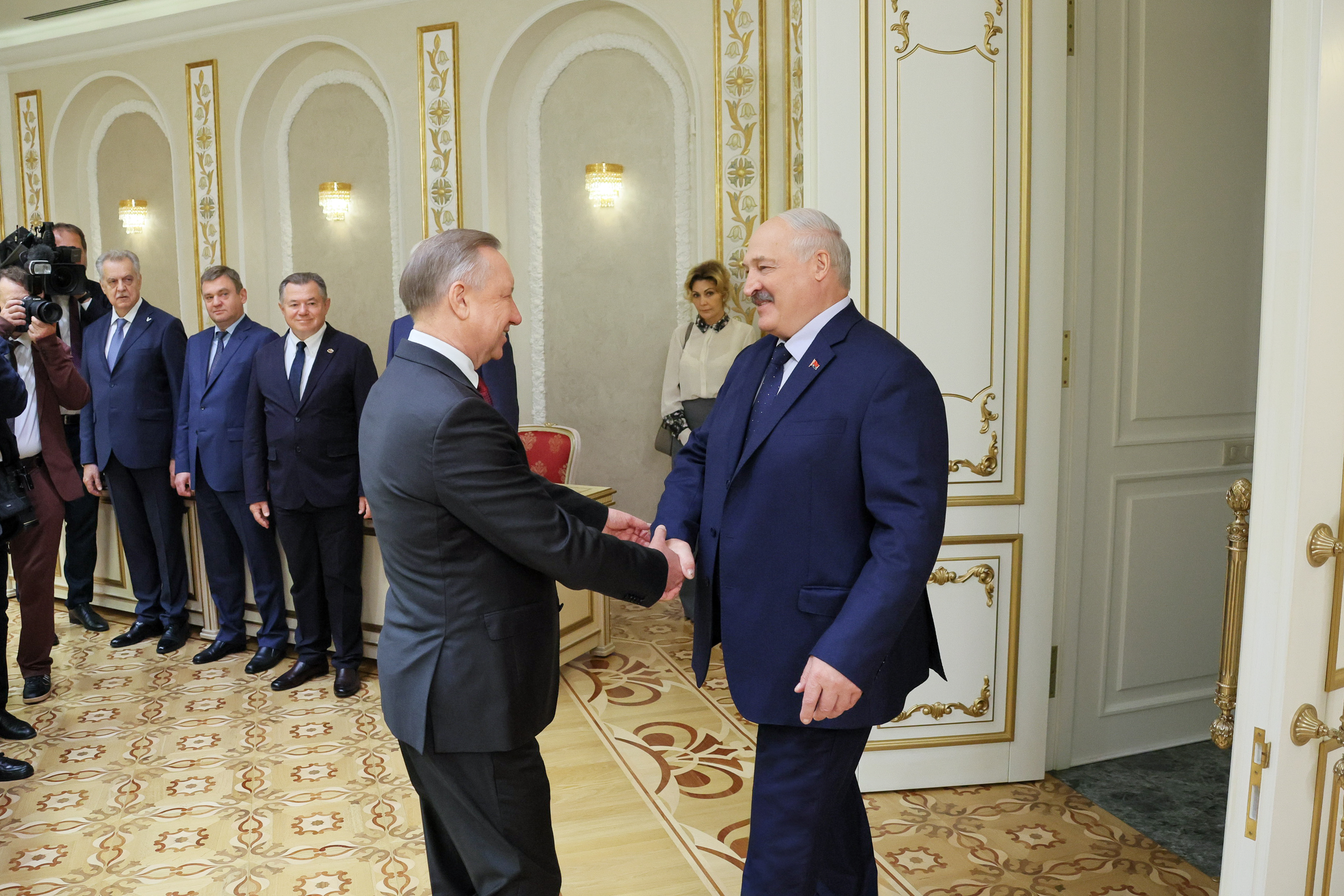 Лукашенко: ценю, как и все белорусы, наши добрые теплые отношения с Петербургом
