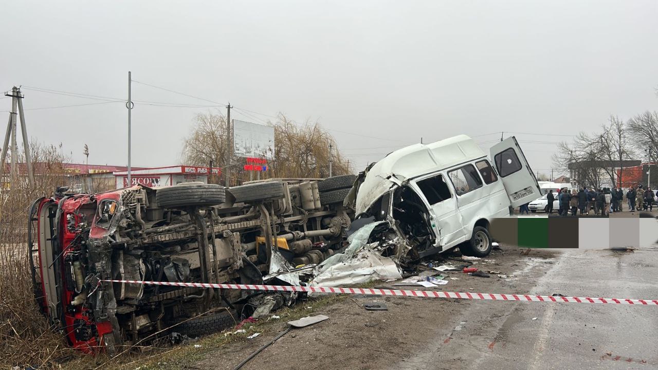 На Ставрополье в столкновении маршрутки и грузовика погибли семь человек