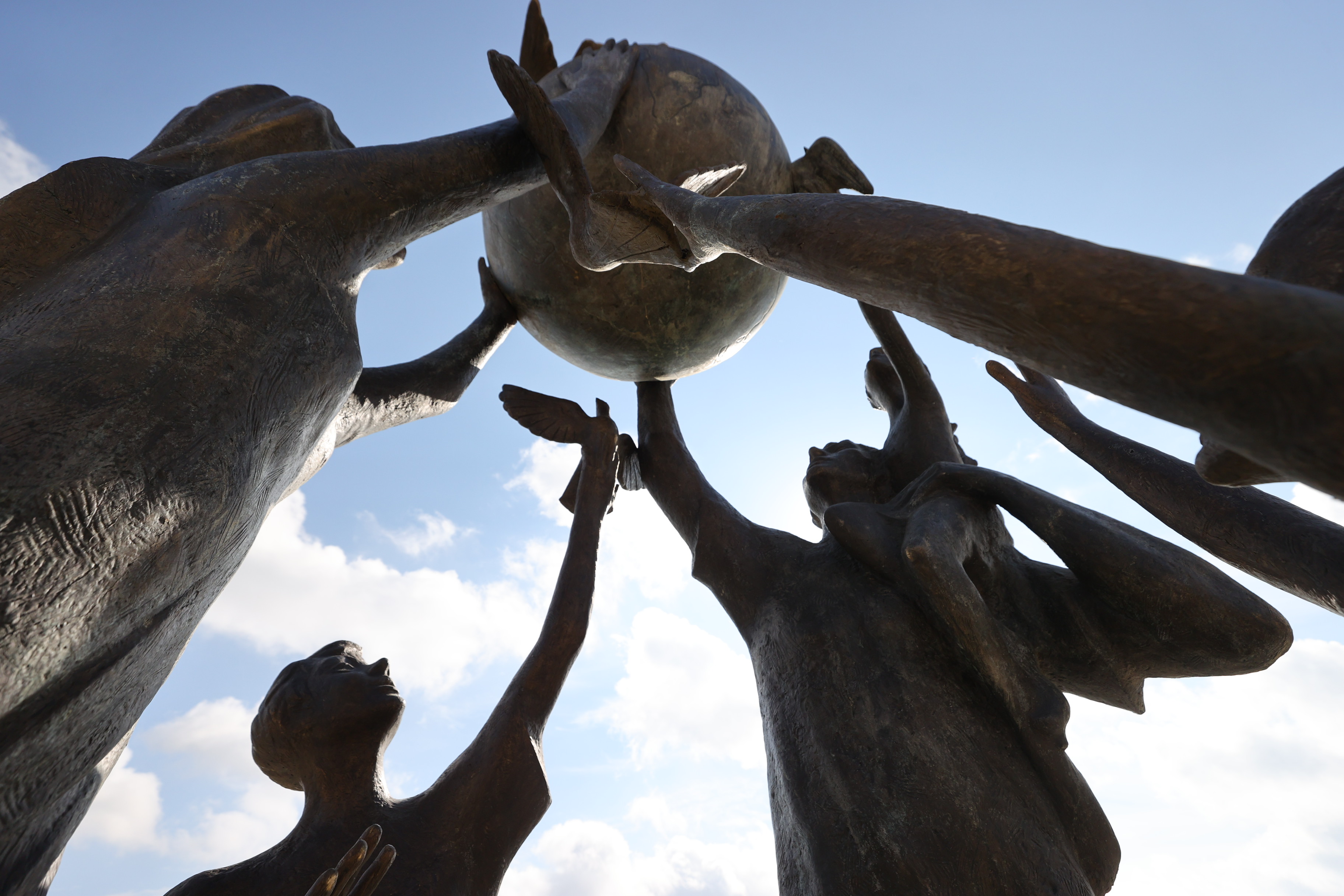 В Витебской области  открыли скульптурную композицию "Семья – залог мира"