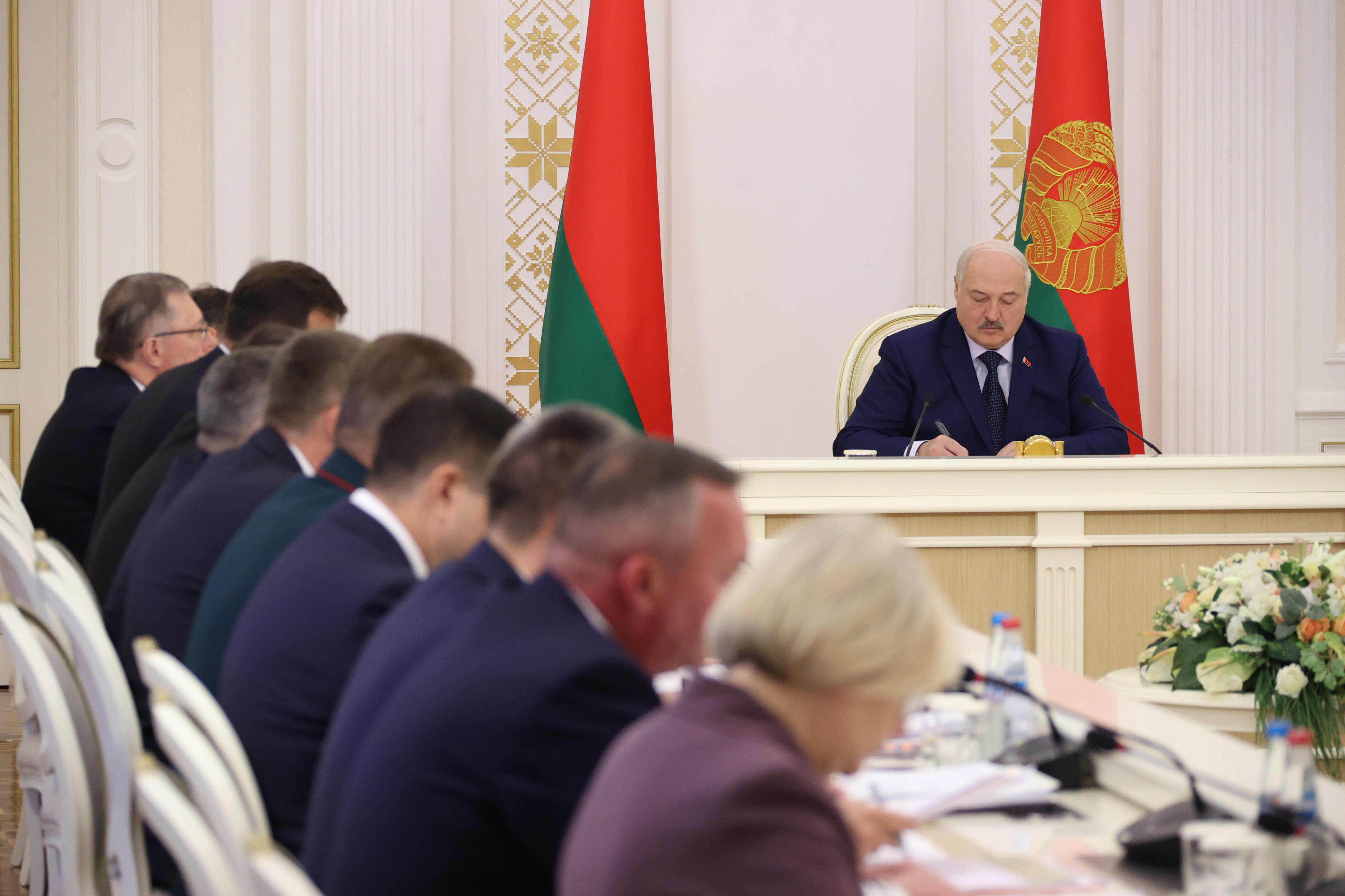 Лукашенко: нам не штрафы нужны и наказания, а улучшение работы предприятий