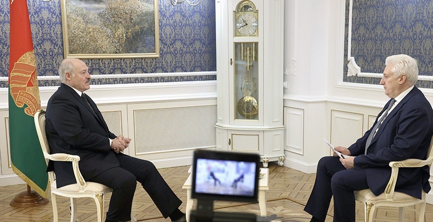 Александр Лукашенко дал интервью главреду журнала "Национальная оборона" Игорю Коротченко