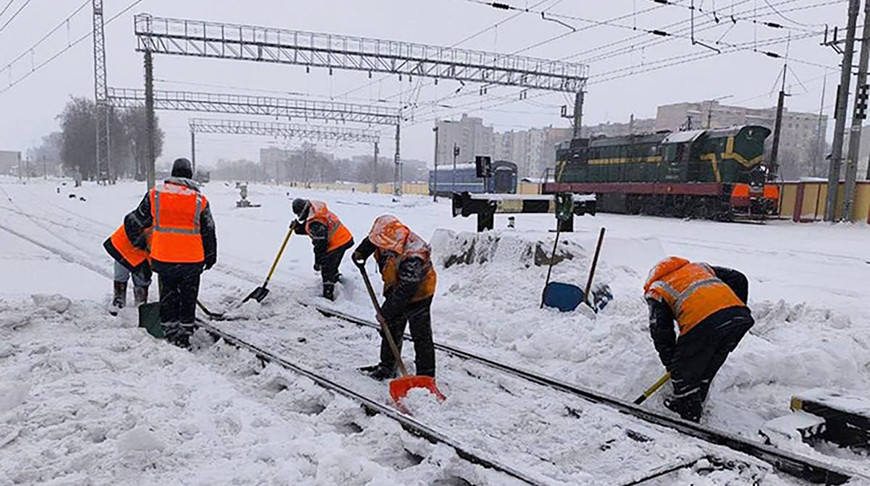 Более 560 км железнодорожного пути за день очищено от снега на БЖД 