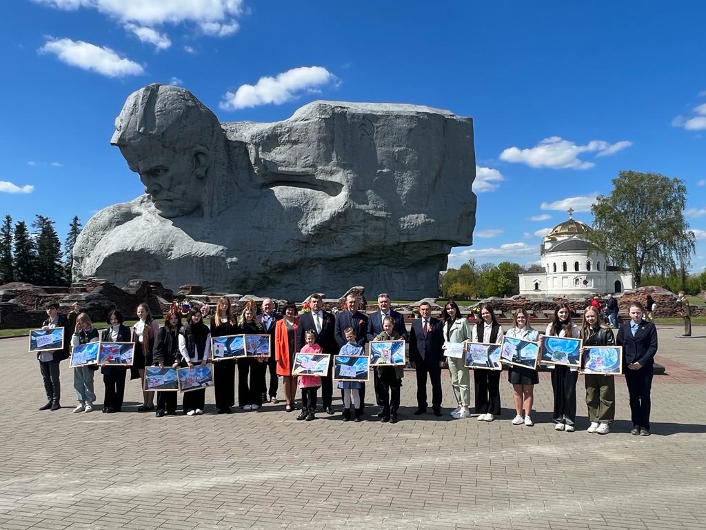 Юные художники из России посетили накануне Дня Победы легендарную Брестскую крепость