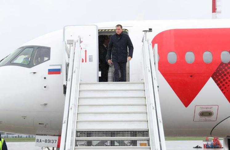 Губернатор Архангельской области прилетел в Минск на первом прямом авиарейсе
