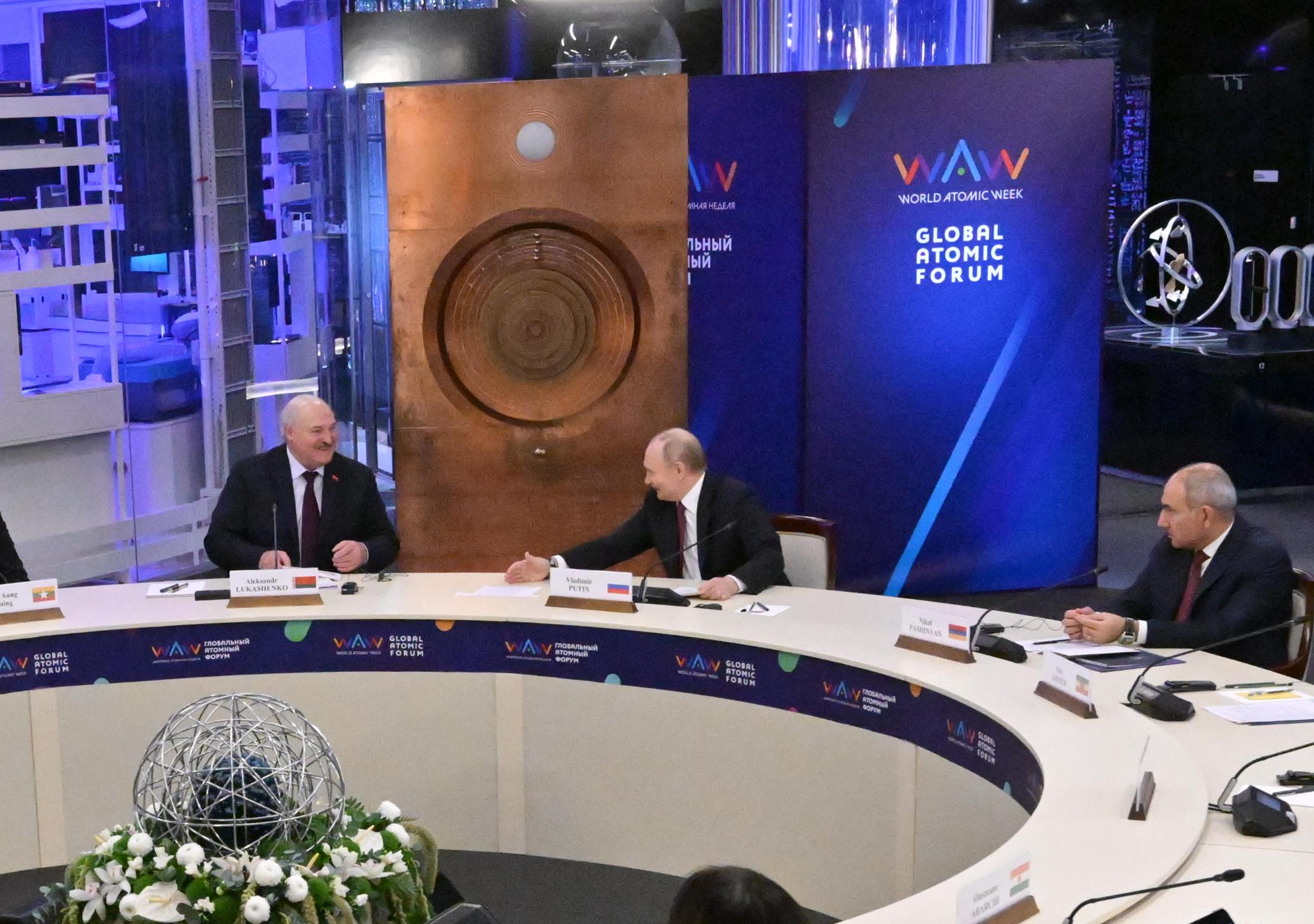Лукашенко поблагодарил Путина за то, что в Беларуси была построена АЭС 