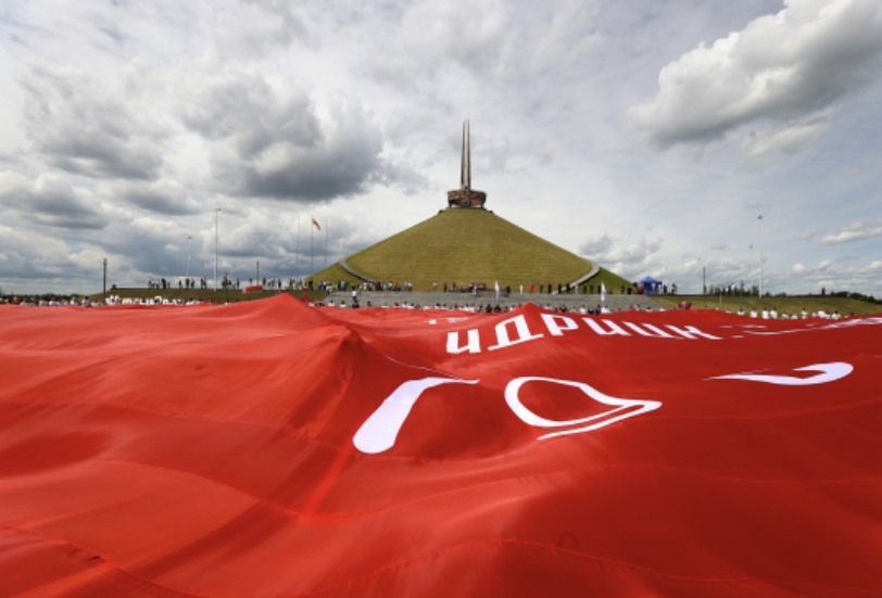 Под Минском у Кургана Славы развернули самое большое Знамя Победы в мире