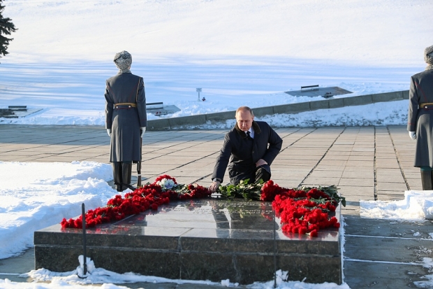 Путин возложил цветы на Мамаевом кургане и почтил память защитников Сталинграда