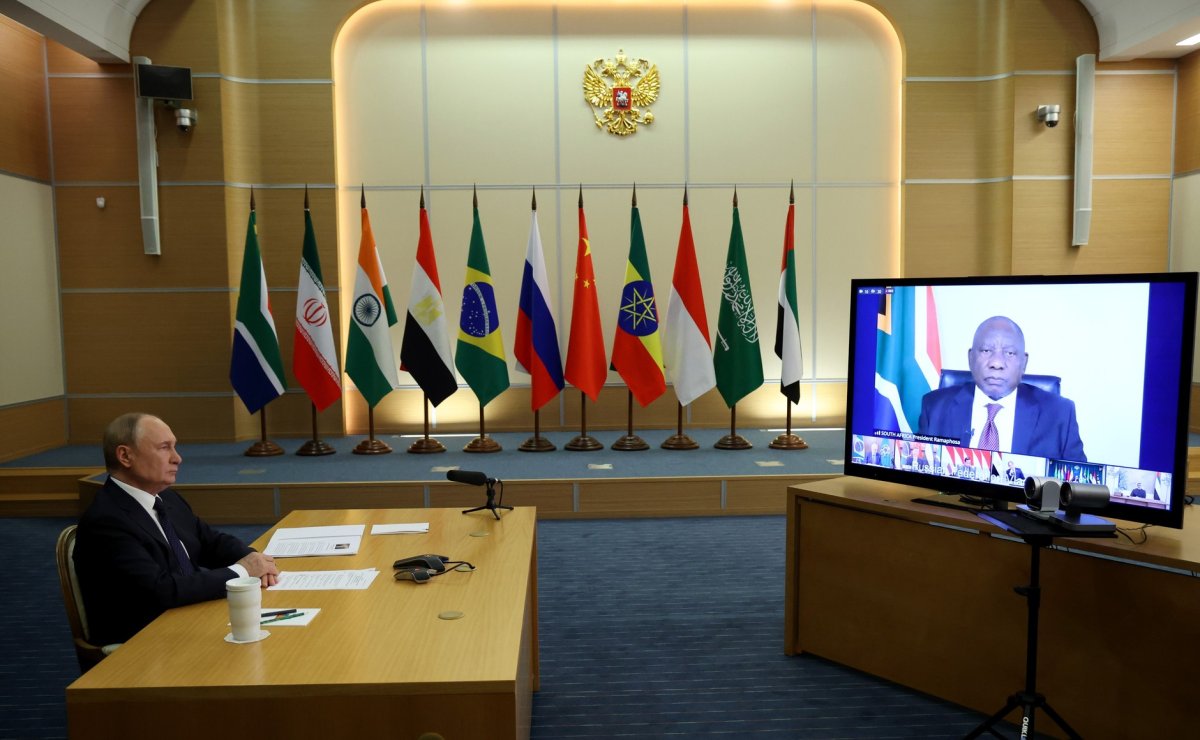 Владимир Путин принял участие во внеочередной встрече БРИКС