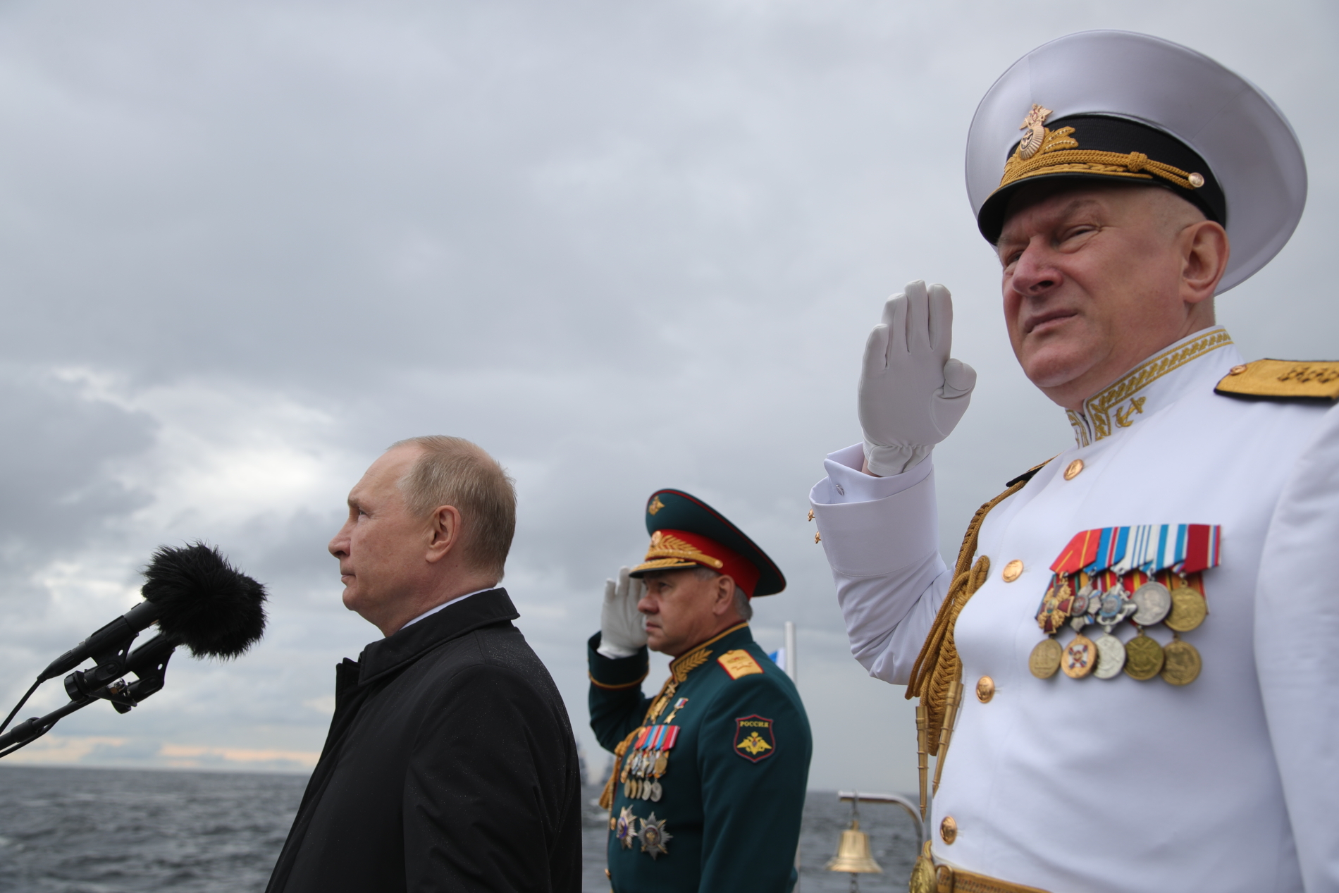Владимир Путин принимает Главный военно-морской парад в Санкт-Петербурге