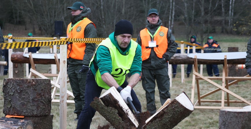 Чемпионат по колке дров среди отцов прошёл в Минске