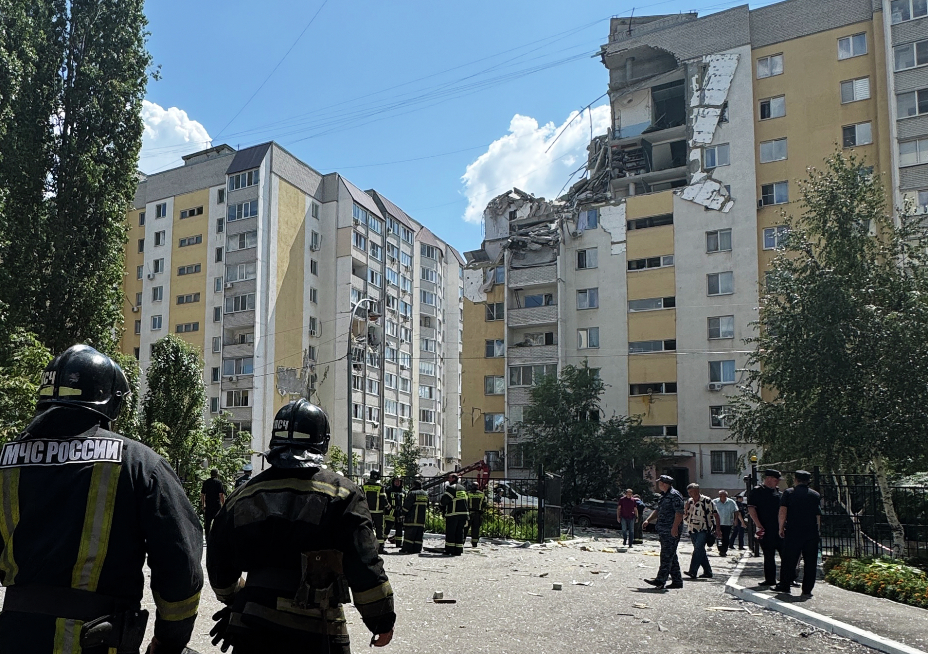 В Саратове обрушился дом после хлопка газа: спасатели ведут поисковые работы