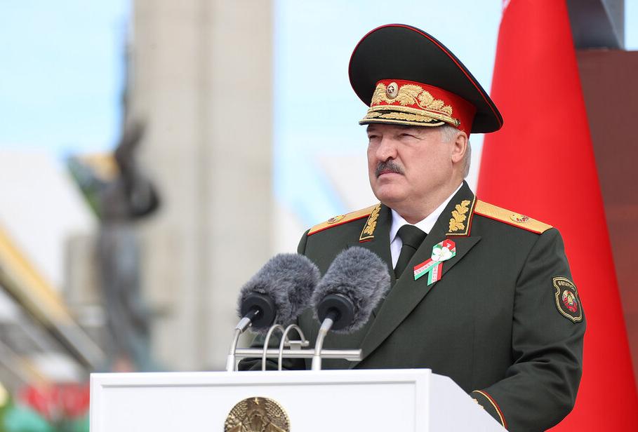 Лукашенко: победители завещали нам жить и строить будущее для новых поколений 