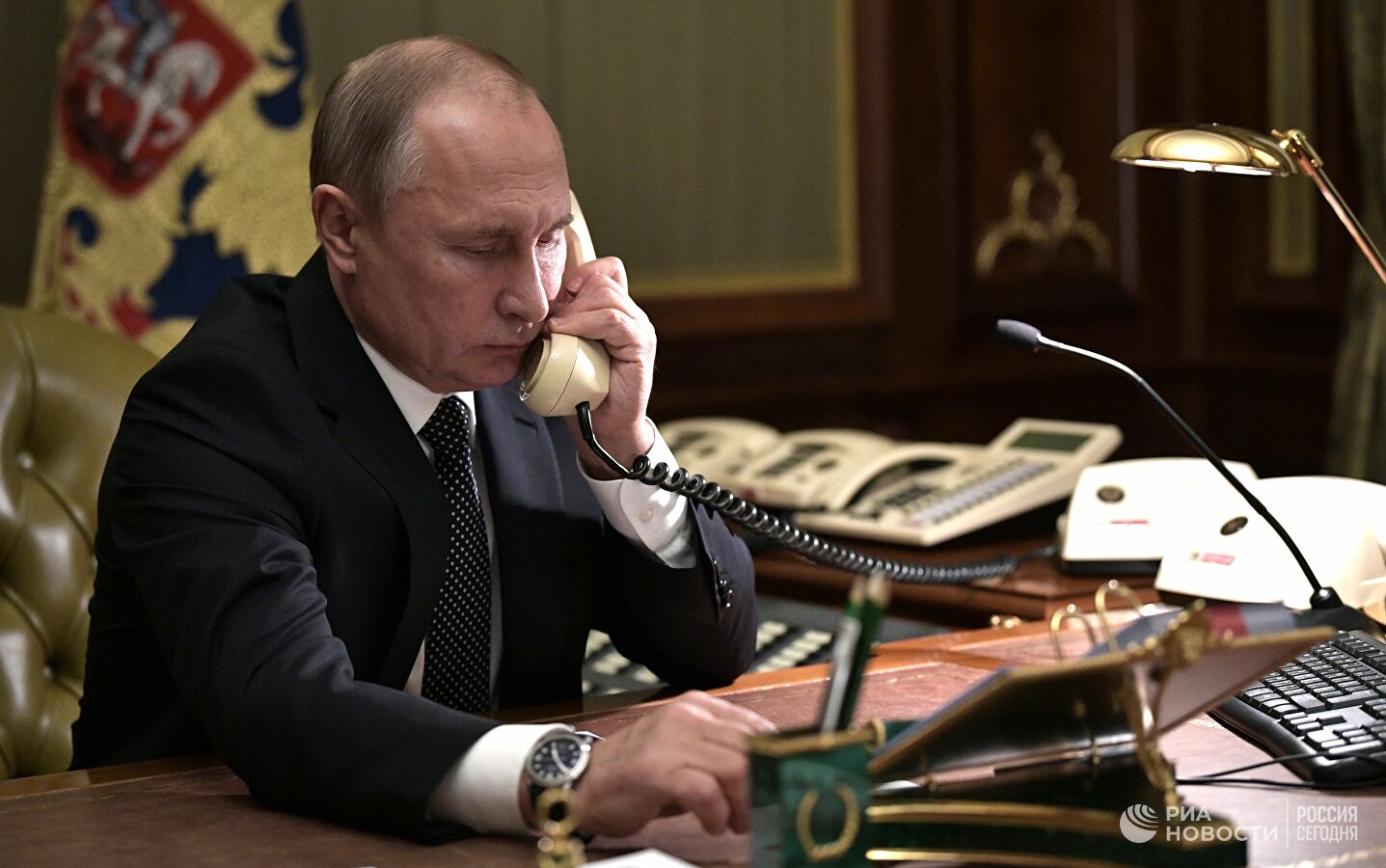 Владимир Путин провел телефонный разговор с главой Евросовета: обращено внимание на факты применения польскими силовиками водометов, слезоточивого газа и других спецсредств
