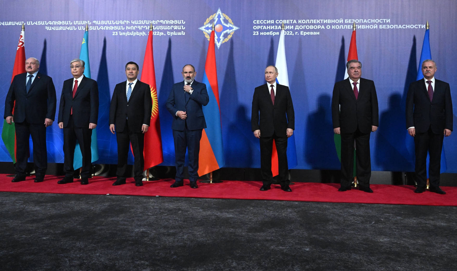 Владимир Путин и Александр Лукашенко принимают участие в саммите ОДКБ в Ереване