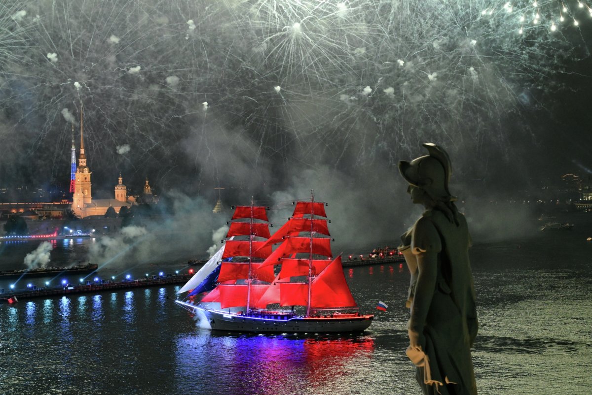 Выпускники из Беларуси приняли участие в празднике "Алые Паруса" в Петербурге