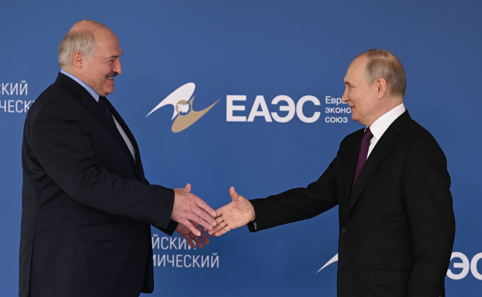 Владимир Путин и Александр Лукашенко тепло поприветствовали друг друга перед пленарным заседанием Евразийского экономического форума