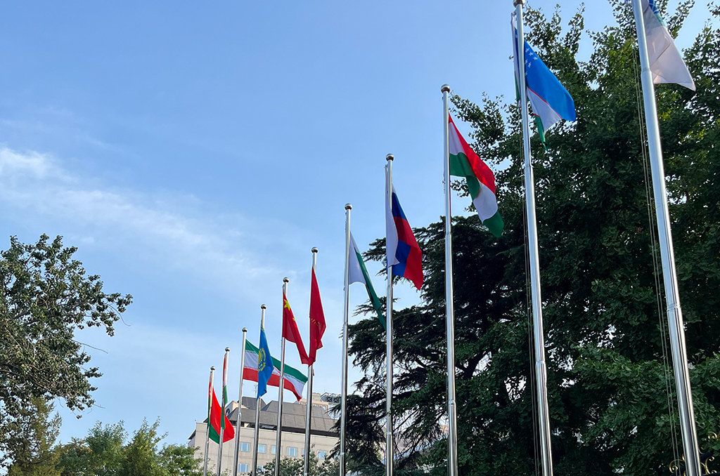 Флаг Республики Беларусь поднят перед зданием Секретариата ШОС