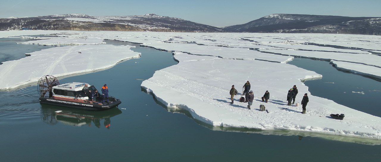В бухте Гертнера с дрейфующей льдины спасатели сняли 23 рыбаков