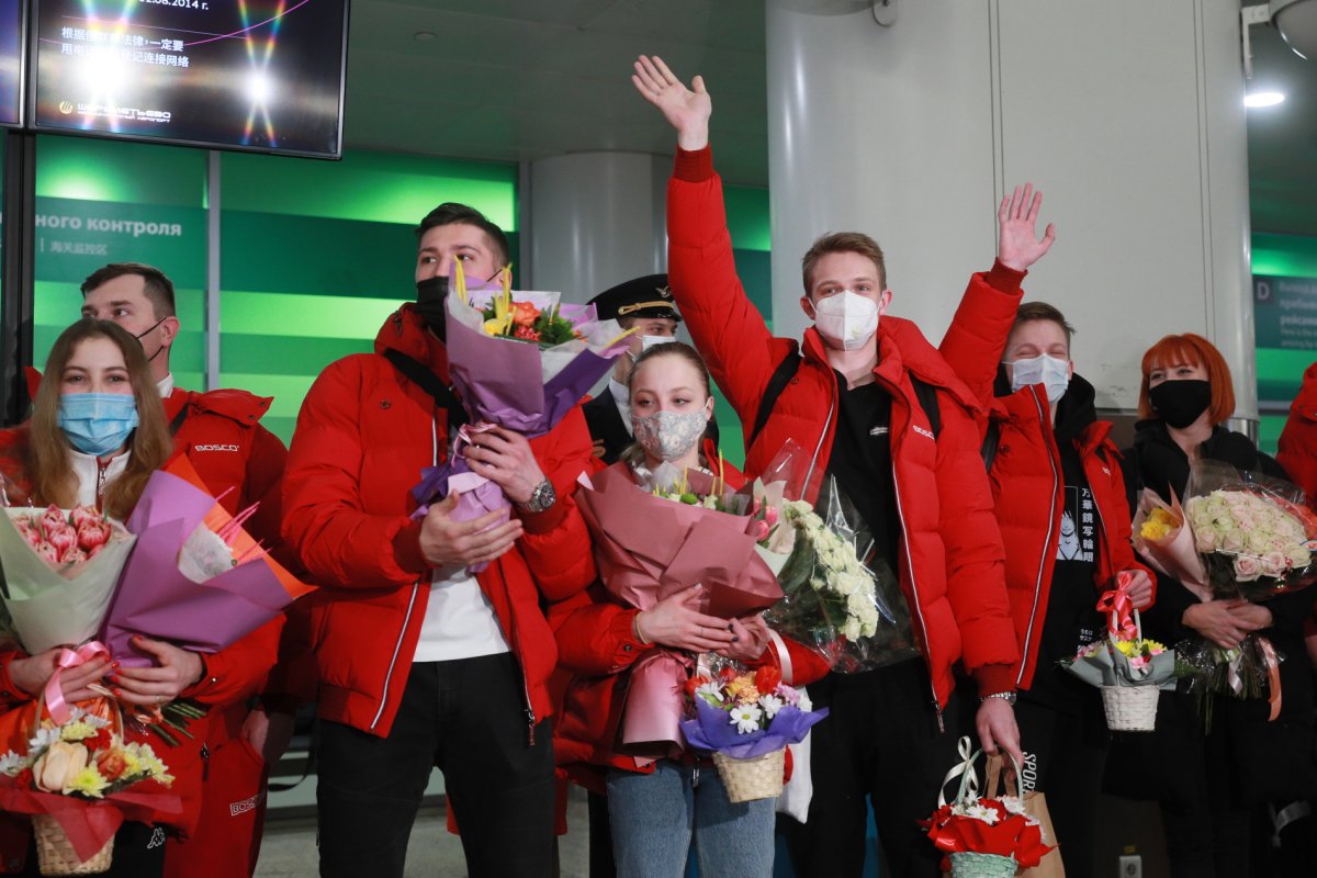 Российских фигуристов встретили в аэропорту с гимном и флагами