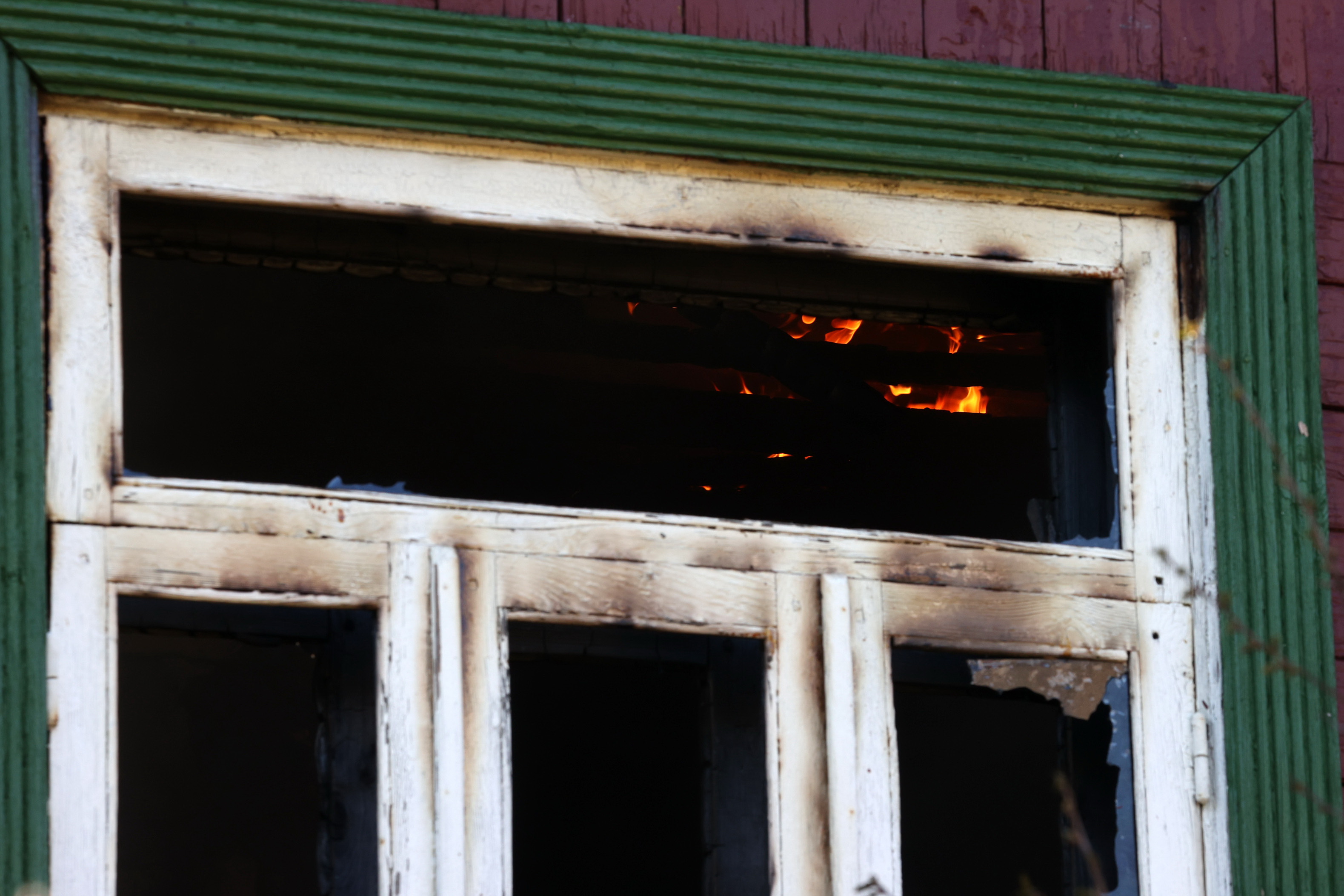 На Кубани при пожаре в доме погибла семья из шести человек