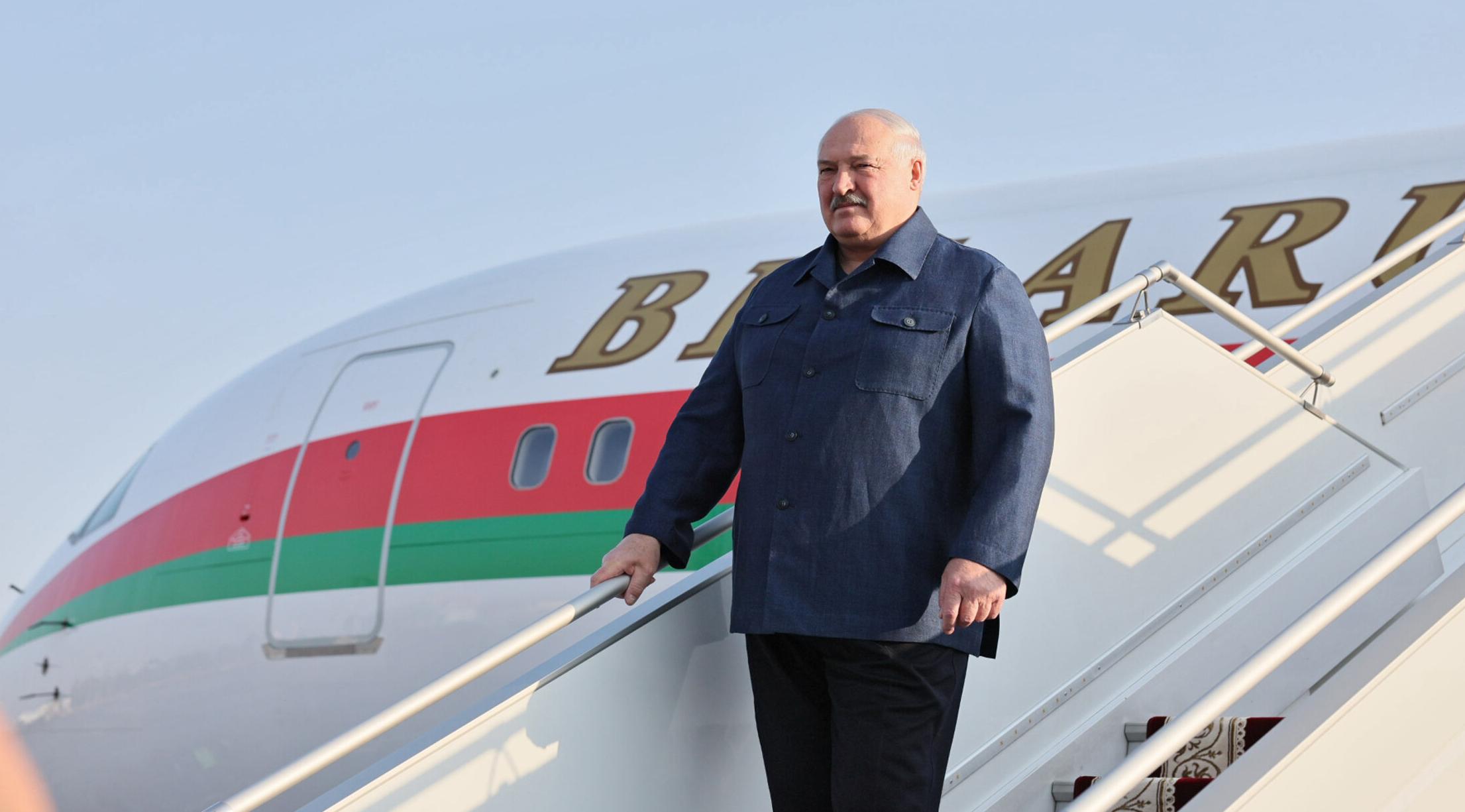 Лукашенко направился с двухдневным рабочим визитом в Таджикистан