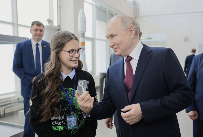 Владимир Путин подарил школьнице стартовый ключ управления пуском ракеты 