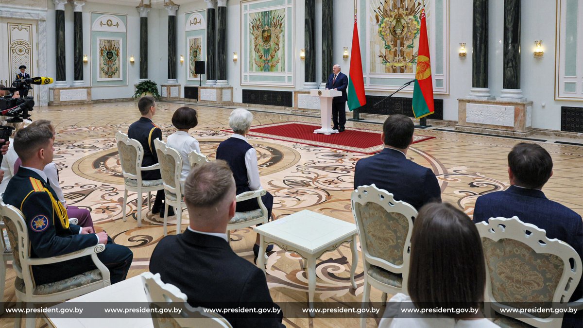 Лукашенко - выпускникам вузов: сейчас наступает ваше золотое время