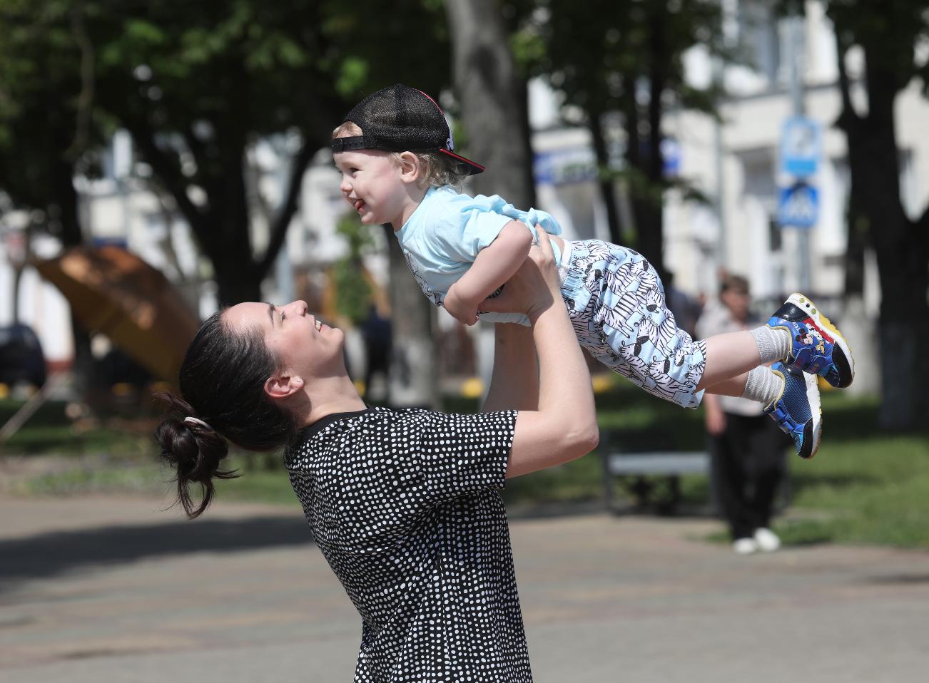 В Беларуси с 1 августа вырастет размер пособия по уходу за ребенком до 3-х лет 