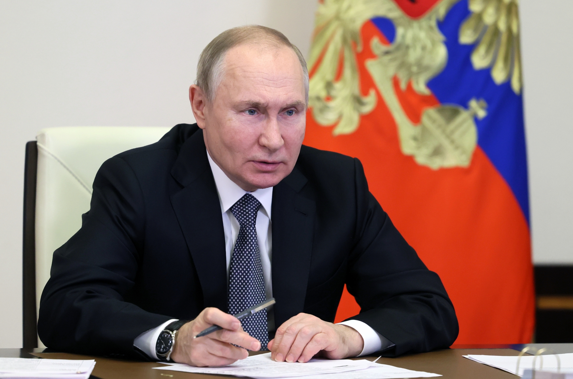 Владимир Путин поручил дополнительно повысить минимальную зарплату на десять процентов с 2024 года