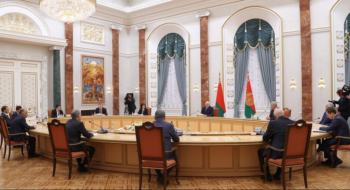 Александр Лукашенко призвал страны ОДКБ держаться друг друга, чтобы не допустить разрыва на остром моменте истории